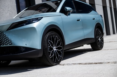 Omoda Black Machined Tinted Face